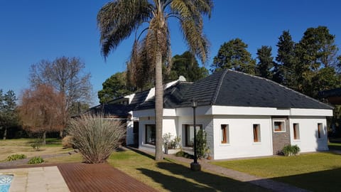 HERMOSA CASA EN BARRIO CERRADO, A 30 KM DE LA CIUDAD DE BUENOS AIRES Y 10 KM. DEL AEROPUERTO INTERNACIONAL DE EZEIZA House in Ezeiza