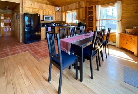 Kitchen or kitchenette, Dining area, oven