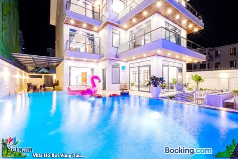 Property building, Communal lounge/ TV room, Night, Evening entertainment, Pool view, Swimming pool, sunbed