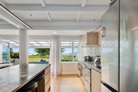 Kitchen or kitchenette, Lake view