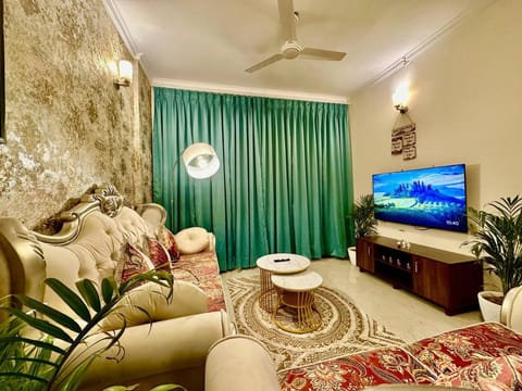 TV and multimedia, Living room, Seating area, Evening entertainment, fireplace