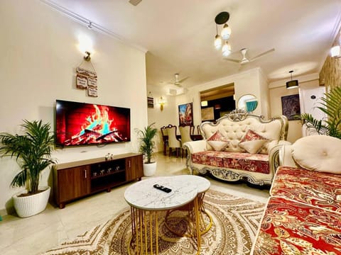 TV and multimedia, Living room, Seating area, Evening entertainment