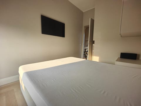 Bed, TV and multimedia, Bedroom