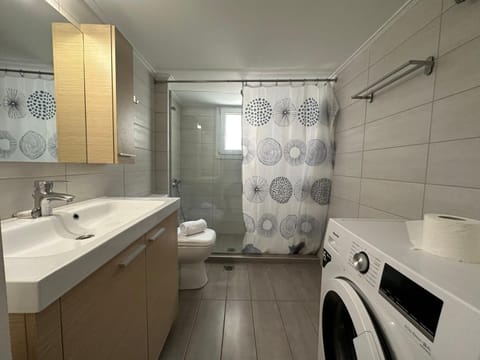 Shower, Bathroom, towels, washing machine