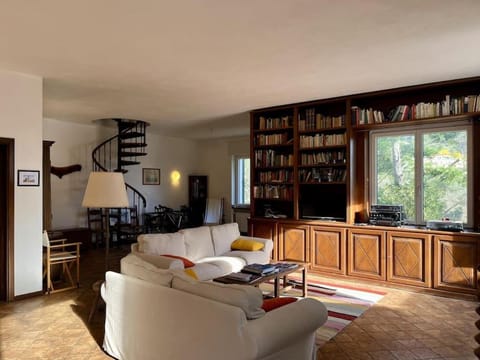 Library, Living room, Seating area