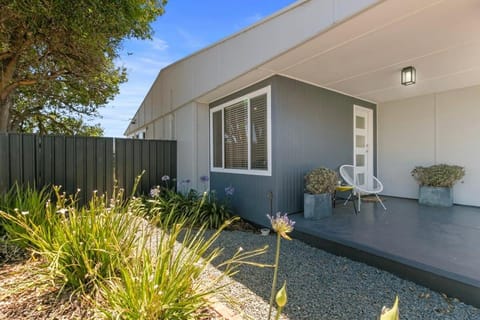 Property building, Patio, Spring, Day, Garden, Garden view