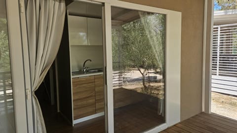 Day, kitchen
