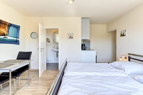 Bed, TV and multimedia, Kitchen or kitchenette, Photo of the whole room, Dining area, Bedroom