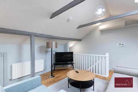Weybridge - Refurbished Two Bedroom House Condo in Weybridge