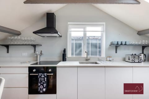Weybridge - Refurbished Two Bedroom House Apartment in Weybridge