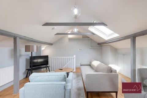 Weybridge - Refurbished Two Bedroom House Apartamento in Weybridge