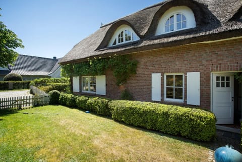 5 Sterne Reetdachhaus Wildröschen House in Binz