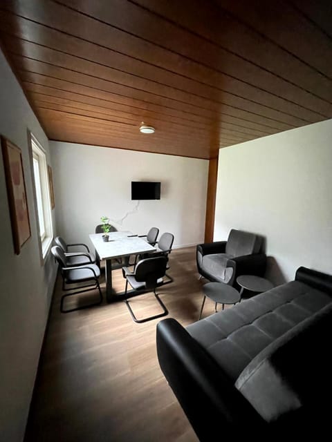 Communal lounge/ TV room, TV and multimedia, Living room, Seating area, Evening entertainment