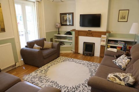 Communal lounge/ TV room, TV and multimedia, Living room, Seating area, Evening entertainment, flat iron