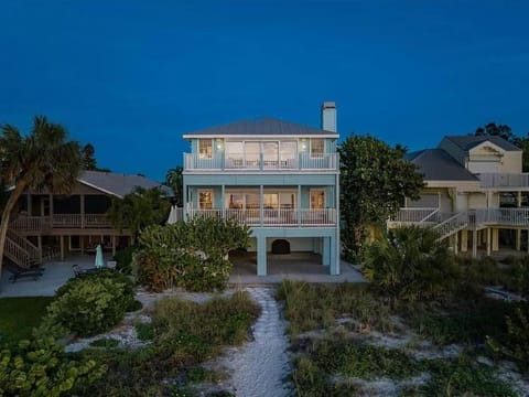 Walks On The Shore House in Indian Shores