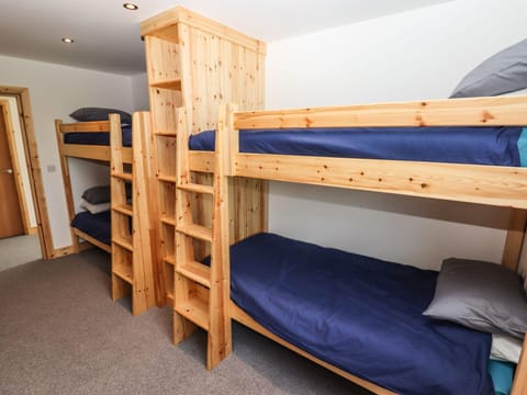 Bedroom, bunk bed