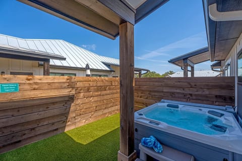 The Mertzes Digs with Hot Tub House in Fredericksburg