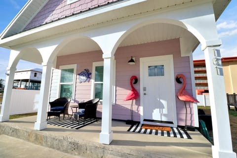 "Georgia Sand" is 600 steps to the beach! This 2BD/2BA adorable cottage sleeps 8! Pet Friendly! Maison in Mexico Beach