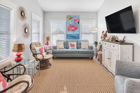 "Georgia Sand" is 600 steps to the beach! This 2BD/2BA adorable cottage sleeps 8! Pet Friendly! Maison in Mexico Beach