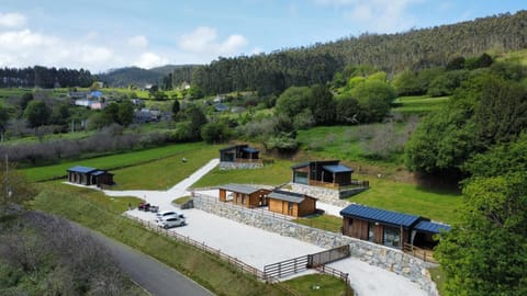 Property building, Spring, Natural landscape, Bird's eye view, Mountain view, Location, Parking