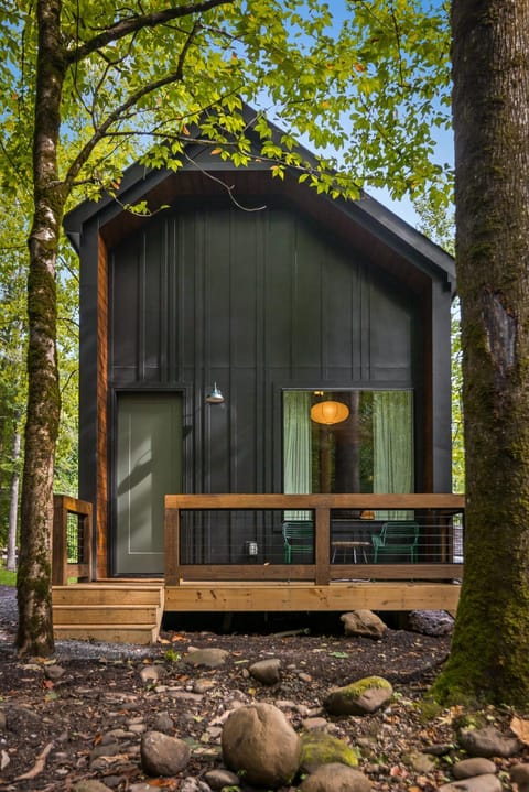 Roamstead Smoky Mountains Campingplatz /
Wohnmobil-Resort in Cosby