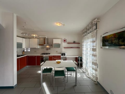 Kitchen or kitchenette, Dining area, minibar, pet friendly, stove