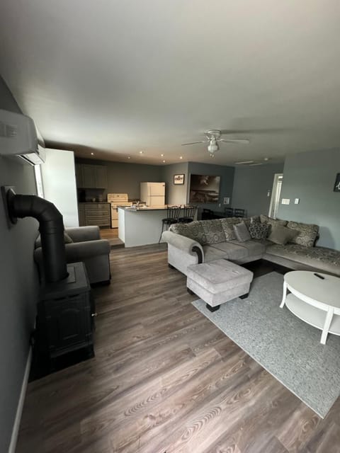 Blue door loft upper apartment Apartamento in Saint Catharines