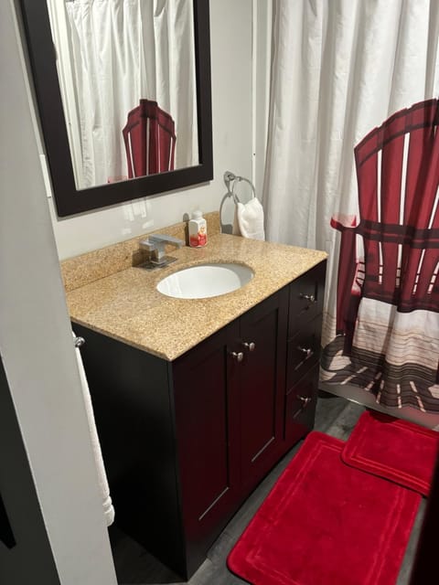 Red door retreat guesthouse Condo in Saint Catharines
