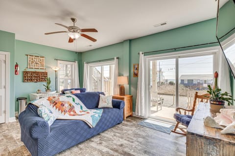 Ocean-View Apt in Emerald Isle - Walk to Beaches! Apartamento in Emerald Isle