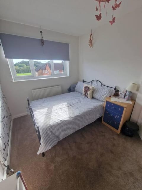 Spacious 3bed semi/Gamesroom/Drive/10mins to City Maison in Wrexham