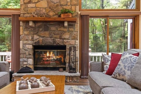 Pocono Chalet / 4 BDRMS / Fireplace Casa in Lake Naomi