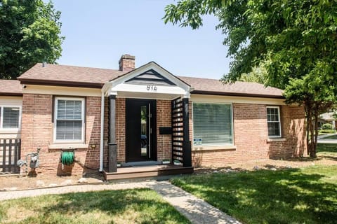 Peaceful home, walking distance to AHts downtown House in Arlington Heights