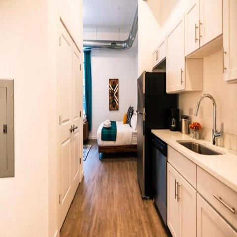 Pet Friendly North Shore Studio w/ Fitness Center House in Allegheny-West