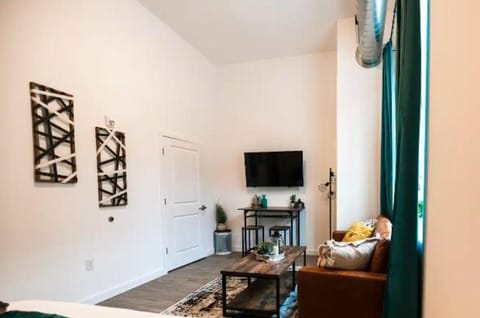 Pet Friendly North Shore Studio w/ Fitness Center House in Allegheny-West