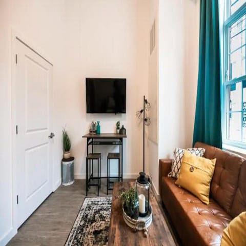 Pet Friendly North Shore Studio w/ Fitness Center Maison in Allegheny-West