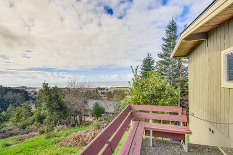 Ocean-View Oregon Coast Vacation Rental with Deck Casa in Gold Beach