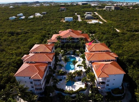 NEW Tropical Penthouse 2 Pools Beach 10min Walk Apartamento in The Bight Settlement