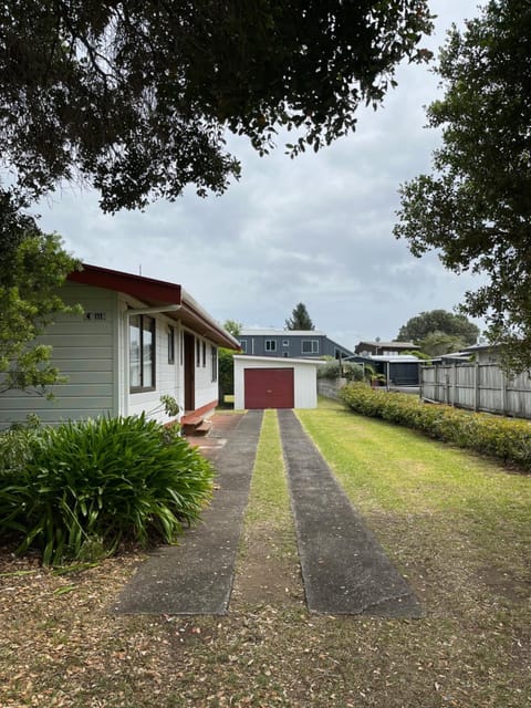 Hosts on the Coast - Laidback Linton House in Whangamatā