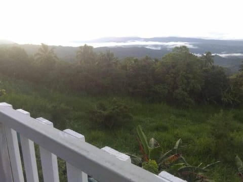 Overlooking Vacation house by Magayon Viewpoint Haus in Antipolo