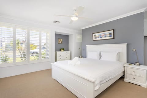 Singleton Impressions - EXECUTIVE ESCAPES House in Perth