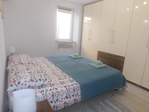 Bed, Bedroom, towels, wardrobe