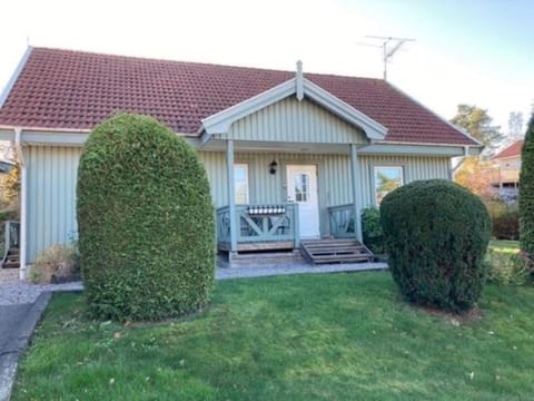 House in Trångsund, 15 min south of Stockholm, free parking, Villa in Huddinge