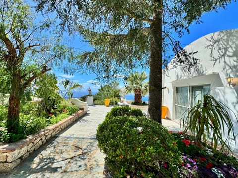 Property building, Facade/entrance, Spring, Day, Natural landscape, Garden, Balcony/Terrace, Garden view