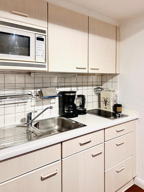 Coffee/tea facilities, Kitchen or kitchenette, minibar, stove, toaster