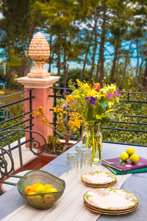 Spring, Day, Garden, View (from property/room), Balcony/Terrace, Food and drinks, Dining area, Food, Garden view