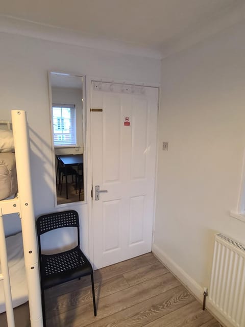 QUICK STOP-GATWICK STAY, Triple room Vacation rental in Crawley