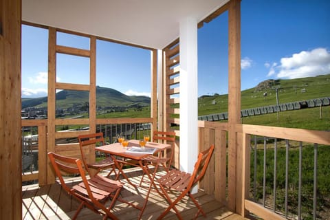 View (from property/room), Balcony/Terrace, Balcony/Terrace, Seating area, Mountain view, Mountain view