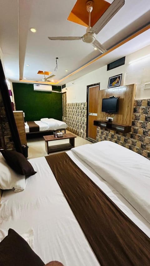 Hotel Shreenath Kathiyawadi And Pure Veg Kathiyawadi Restaurant Udaipur Hotel in Gujarat