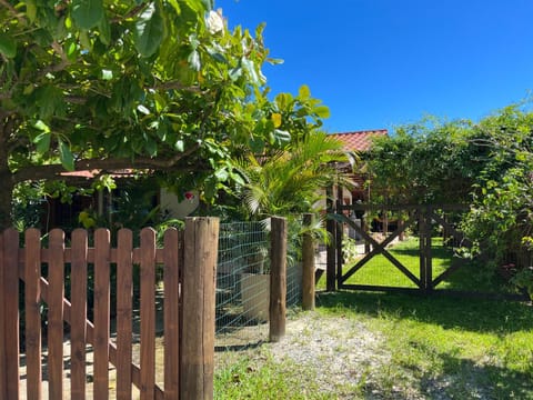 Casa na Barra ampla e arejada com jardim incrível House in Garopaba