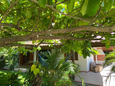 Casa na Barra ampla e arejada com jardim incrível House in Garopaba